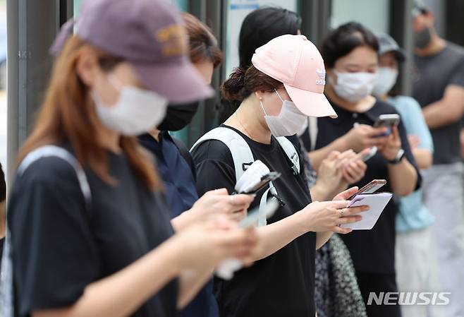 [서울=뉴시스] 김근수 기자 = 티몬·위메프 등 큐텐(Qoo10) 계열사들의 정산 지연 피해가 확산하고 있는 가운데 25일 오전 서울 강남구 티몬 본사 사옥 앞에서 소비자들이 기다리고 있다. 2024.07.25. ks@newsis.com