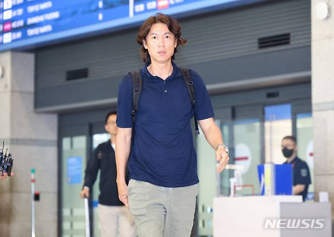 [인천공항=뉴시스] 황준선 기자 = 홍명보 대한민국 축구 국가대표팀 감독이 25일 오전 유럽 출장을 마친 뒤 인천국제공항을 통해 귀국하고 있다.홍 감독은 스페인과 포르투갈 등을 비롯해 유럽을 돌며 외국인 코치들을 면접했고 전술적인 부분을 담당할 필드 코치와 피지컬 코치를 물색했다. 또한 토트넘 홋스퍼의 손흥민을 시작으로 바이에른 뮌헨의 김민재와 마인츠의 이재성 등을 만난 것으로 알려졌다. 2024.07.25. hwang@newsis.com