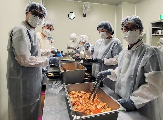 [서울=뉴시스] SK매직 남양주 행복두끼 프로젝트 도시락 포장 봉사활동 모습 (사진=SK매직 제공) 2024.07.25. photo@newsis.com *재판매 및 DB 금지