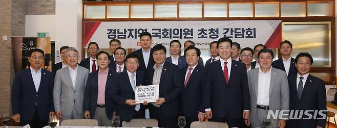 [창원=뉴시스]경남상의협의회 최재호(앞줄 오른쪽서 다섯 번째) 회장이 지난 24일 창원의 한 식당에서 국민의힘 경남 의원들과의 간담회에서 정점식 경남도당 위원장에게 경제현안 건의문을 전달하고 있다.(사진=창원상의 제공) 2024.07.25. photo@newsis.com