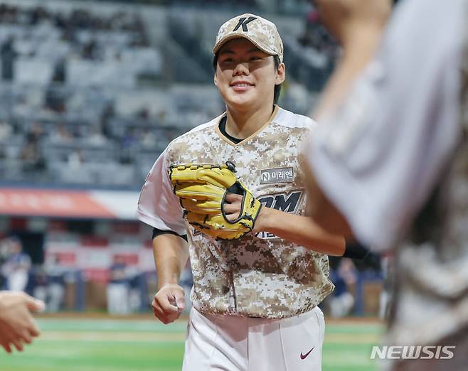 [서울=뉴시스] 김진아 기자 = 25일 서울 구로구 고척스카이돔에서 열린 2024 KBO리그 NC 다이노스와 키움 히어로즈의 경기, 6회초까지 무실점을 기록한 키움 선발 김윤하가 마운드를 내려가고 있다. 2024.06.25. bluesoda@newsis.com