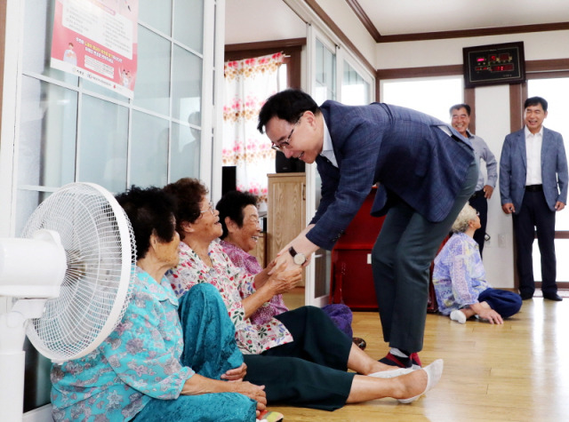 ▲하승철 하동군수가 군민들과 소통을 위해 무더위쉼터를 방문했다. ⓒ하동군