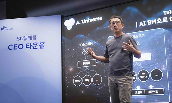 유영상&nbsp;SK텔레콤  대표가&nbsp;25일 을지로&nbsp;T타워에서 타운홀 미팅을 열고&nbsp;AI&nbsp;사업 전략을 임직원들에게 소개하고 있다. SK텔레콤 제공