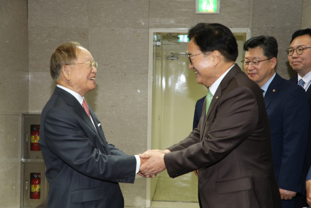 손경식(왼쪽) 한국경영자총협회 회장이 25일 오전 서울 마포구 경총회관을 찾은 우원식 국회의장을 만나 악수하고 있다. 사진 제공=경총