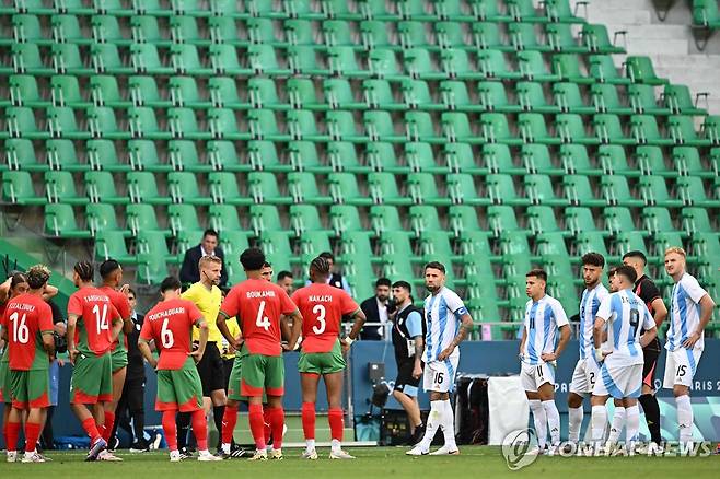 텅 빈 경기장에 다시 나타난 모로코와 아르헨티나 선수들 [AFP=연합뉴스]