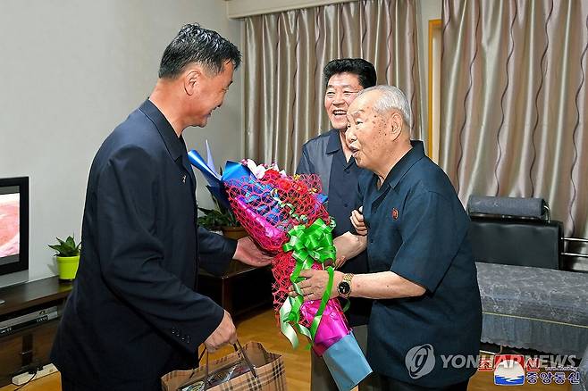 북한 간부들, 전승절 맞아 전쟁노병 가정 방문 (평양 조선중앙통신=연합뉴스) 북한 김덕훈 내각총리와 최룡해 최고인민회의 상임위원장을 비롯한 당과 정부간부들이 전승절(7월 27일)을 맞아 지난 24일 전쟁노병들의 가정을 방문했다고 조선중앙통신이 25일 보도했다. 2024.7.25 
    [국내에서만 사용가능. 재배포 금지. For Use Only in the Republic of Korea. No Redistribution] nkphoto@yna.co.kr