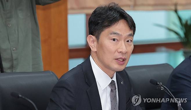 이복현 금감원장, 증권회사 CEO와 간담회 (서울=연합뉴스) 김인철 기자 = 이복현 금융감독원장이 3일 오전 서울 영등포구 한국금융투자협회에서 열린 금융감독원장-증권회사 CEO 간담회에서 발언하고 있다. 2024.7.3 yatoya@yna.co.kr