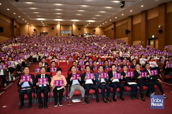 지난해 10월 16일 국회에서 열린 '유보통합을 위한 한국어린이집총연합회 국공립분과위 정책토론회'. 참석자들이 '위탁 안정'이라는 문구가 적힌 토론회 자료집을 들고 기념촬영을 하고 있습니다. 공교롭게도 현재 유보통합이 실현되면, 가장 불안정한 상황에 놓이게 된 곳은 국공립어린이집입니다. ⓒ한국어린이집총연합회 국공립분과위원회