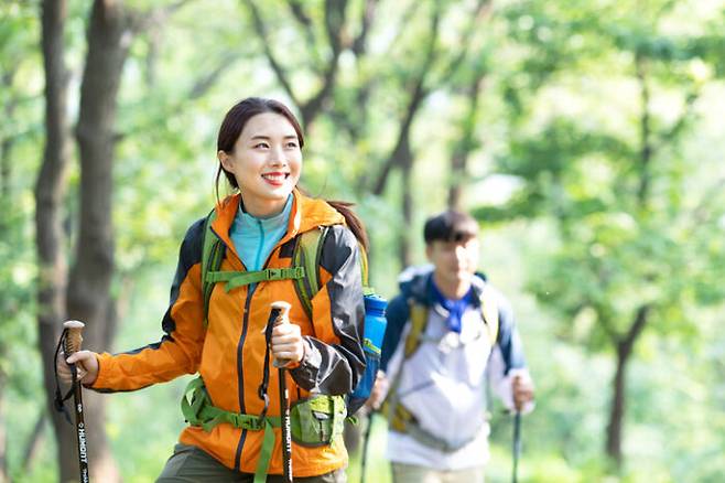 몸과 마음, 그리고 신체를 튼튼하게 만들기 좋은 하이킹 운동을 극대화하는 방법은 시간 늘리기, 언덩 많은 경로 선택하기 등이 있다. [사진=게티이미지뱅크]