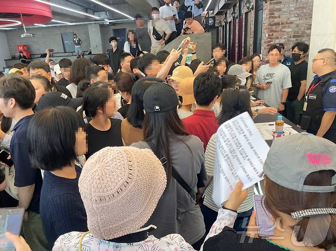 26일 오전 서울 강남구 위메프 본사 1층에서 위메프 직원 1명이 "현장 접수 대신 온라인과 고객센터 중심으로 환불을 진행하겠다"는 내용의 공지문을 게재하자 소비자들이 항의하고 있다. 2024.7.26/뉴스1 ⓒ News1 임여익 기자
