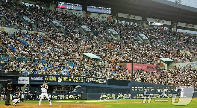 19일 오후 서울 송파구 잠실야구장에서 열린 프로야구 '2024 신한 SOL 뱅크 KBO리그' 두산 베어스와 LG 트윈스의 경기, 수많은 야구팬들이 경기를 관전하고 있다. 2024.7.19/뉴스1 ⓒ News1 김진환 기자