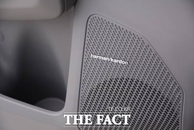 EV3에는 프리미엄 사운드 시스템 '하만 카돈'이 탑재됐다. /김태환 기자