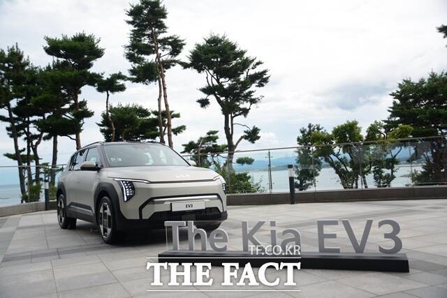 24일 강원도 속초시에 위치한 '롯데리조트 속초'에 기아 EV3 차량이 전시돼 있다. /김태환 기자