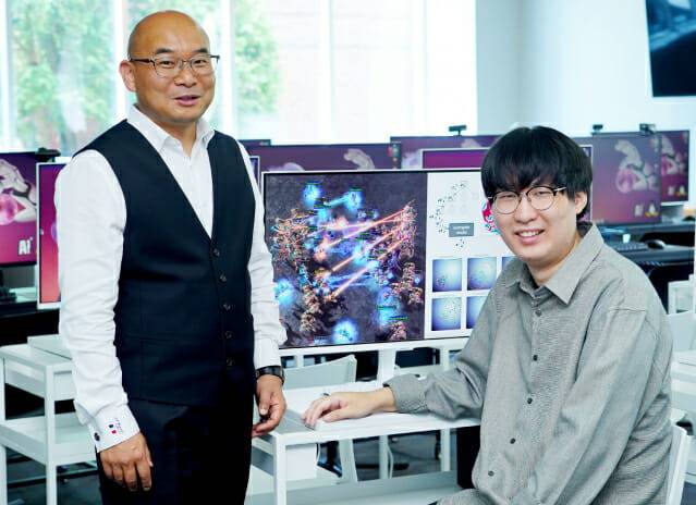 GIST AI대학원 안창욱 교수(왼쪽)와 이동현 박사과정생. 대체 모델을 사용한 스타크래프트 2 전투 모습.(사진=GIST)
