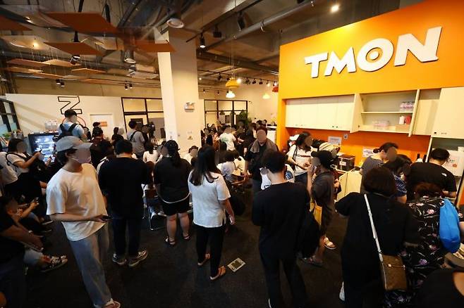 티몬·위메프 판매대금 정산 지연 사태가 이어진 25일 오후 서울 강남구 티몬 신사옥에서 티몬 피해자들이 건물 내부로 진입해 티몬 측의 답변을 기다리고 있다. [이미지출처=연합뉴스]