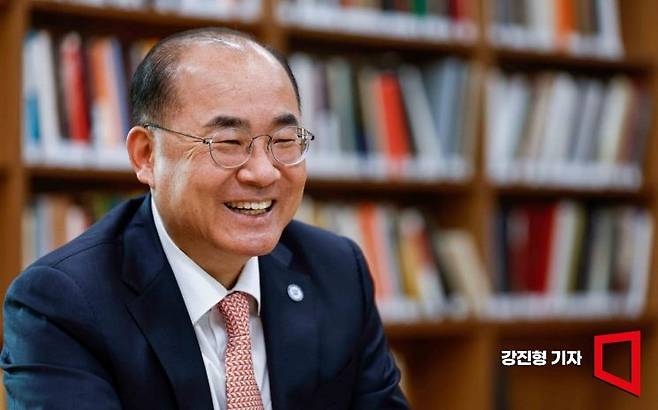 최재원 부산대학교 총장이 22일 부산대학교 박물관 가온나래에서 인터뷰 하고 있다. 사진=강진형 기자aymsdream@