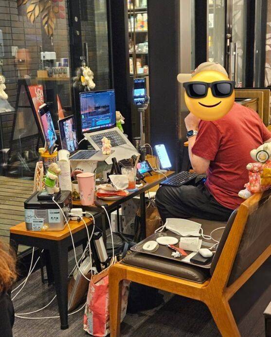 지난 25일 '나오미'라는 닉네임을 사용하는 일본 누리꾼은 엑스(X·옛 트위터)에 "스타벅스에서 이거 가능한 거냐"는 글과 함께 사진 한 장을 공개했다. 해당 사진에는 한 남성 손님이 매장 출입문 부근 한쪽에 테이블 하나를 차지한 채 여러 대의 노트북과 태블릿PC, 휴대폰을 거치해 두고 마치 작업실처럼 사용하고 있는 모습이 담겼다. [사진출처=엑스(X·옛 트위터)]