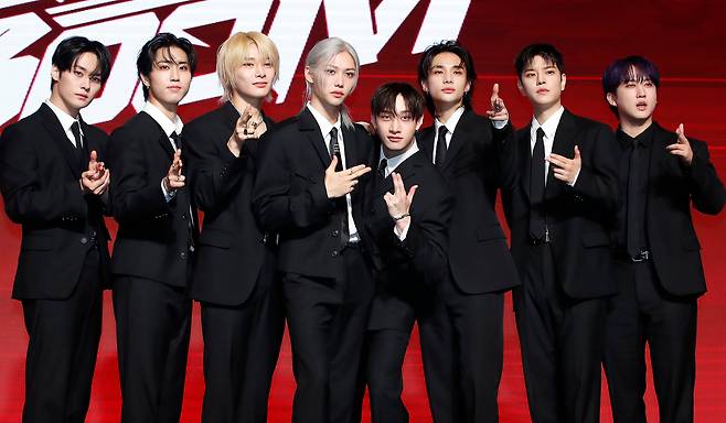 스트레이 키즈 리노(왼쪽부터)와 한, 아이엔, 필릭스, 방찬, 현진, 승민, 창빈이 7월 19일 서울 영등포구 콘래드 호텔에서 열린 새 미니 앨범 'ATE'(에이트) 발매 기념 쇼케이스에서 포즈를 취하고 있다. /뉴스1