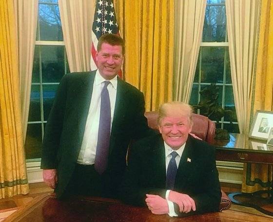 프레드(왼쪽)가 2018년 백악관에서 트럼프와 함께 찍은 사진. 사진 타임지 홈페이지 캡처