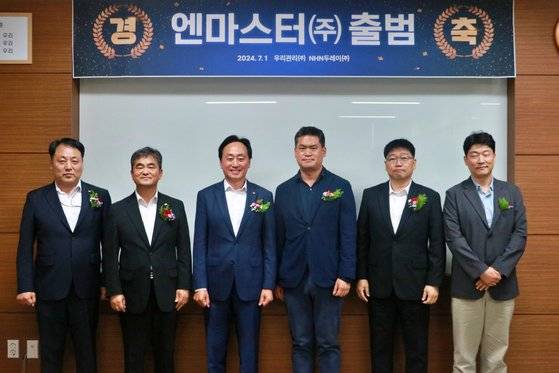 N마스터 출범 기념식 사진. 왼쪽부터 윤성현 N마스터 대표, 김영복 우리관리 대표, 노병용 우리관리 회장, 정우진 NHN 대표, 백창열 NHN 두레이 대표, 김태용 PM. 사진 우리관리