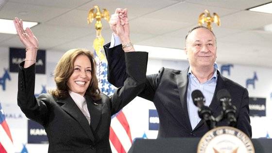 22일 카멀라 해리스 미국 부통령이 남편 더그 엠호프 변호사와 델라웨어주 윌밍턴의 선거본부에서 연설하기 전 청중에게 인사하고 있다. AFP=연합뉴스