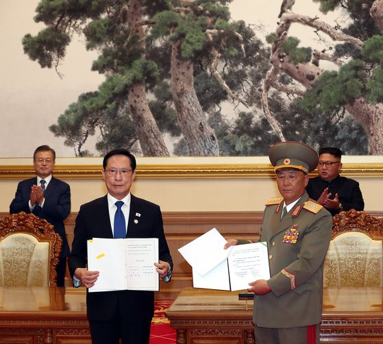 문재인 대통령과 김정은 국무위원장이 참석한 가운데 19일 오전 평양 백화원 영빈관에서 열린 군사합의문서명식에서 송영무 국방부 장관과 노광철 인민무력상이 합의문을 들어 보이고 있다. 연합뉴스