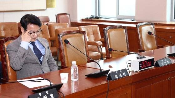 26일 서울 여의도 국회에서 열린 '윤석열 대통령 탄핵 청원 관련 2차 청문회' 증인석이 대부분 비어 있는 가운데 명품백 의혹 관련 최재영 목사만 증인석에 앉아 있다. 뉴스1