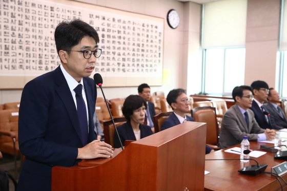 심인보 기자가 26일 오전 서울 여의도 국회 법제사법위원회 전체회의장에서 열린 '윤석열 대통령 탄핵소추안 발의 요청' 국민동의 청원 관련 2차 청문회에 참고인으로 출석해 의원질의에 답하고 있다. 뉴스1