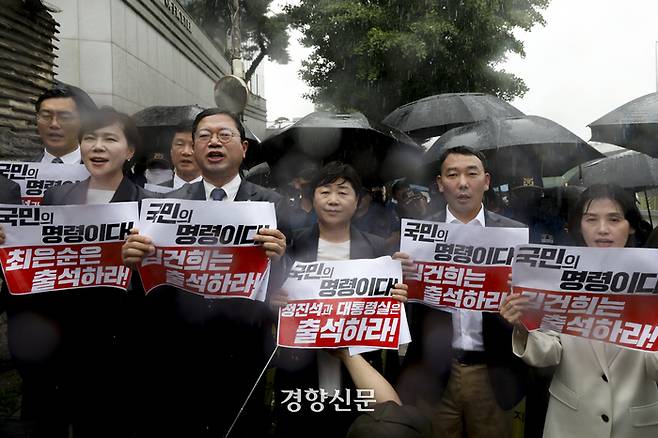 국회 법제사법위원회 소속 야당 의원들이 26일 서울 용산구 한남동 대통령관저 인근에서 김건희 여사 청문회 불출석 규탄 및 출석 촉구 기자회견을 하기 위해 이동하던 중 취재진의 대통령관저 인근 통행을 금지하는 경찰에 항의하고 있다. 문재원 기자