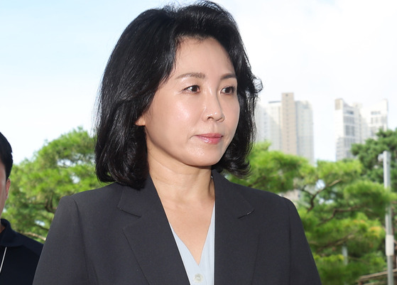 Kim Hye-kyung, the wife of former Democratic Party Leader Lee Jae-myung, attends a court hearing in Suwon, Gyeonggi, on Thursday. [YONHAP]