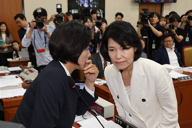 더불어민주당 소속 최민희 과학기술정보방송통신위원장이 24일 국회 과학기술정보방송통신위원회에서 열린 인사청문회에서 이진숙 방통위원장 후보자에게 귀엣말을 하고 있다. 최 위원장은 선서문을 전달한 뒤 인사하지 않고 자리로 돌아가려는 이 후보자를 다시 불러 귀에 대고 "저와 싸우려 하시면 안 된다"고 속삭였다. 연합뉴스