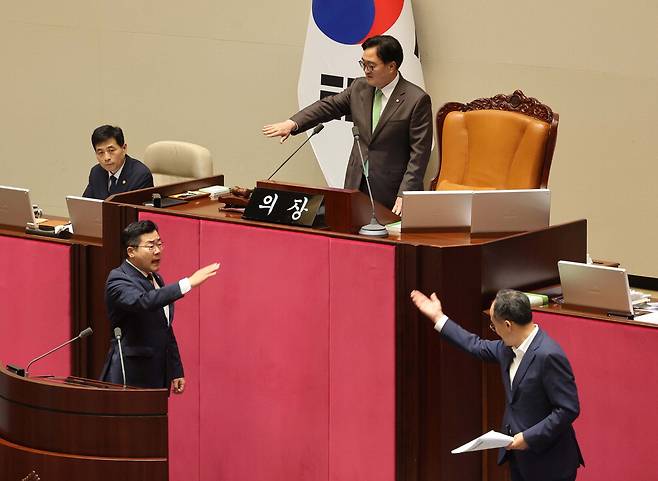 25일 서울 여의도 국회에서 열린 본회의에서 방통위법에 대한 심사보고와 관련해 추경호 국민의힘 원내대표(오른쪽)와 박찬대 더불어민주당 원내대표 간에 설전이 오가자 우원식 국회의장이 중재에 나서고 있다. 한주형 기자