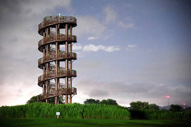 낮과는 또다른 매력을 가지고 있는 여름밤의 시흥 갯골생태공원의 풍경. / 사진제공=시흥시