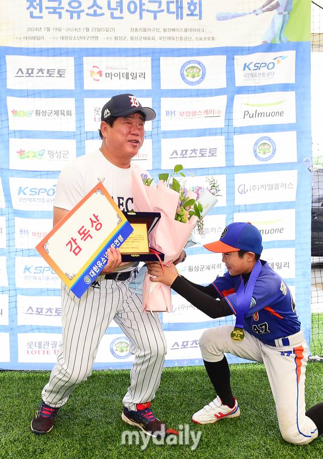 2024년 7월 23일 강원도 횡성베이스볼파크에서 진행된 '제1회 마이데일리배 전국유소년야구대회' 시상식. 대치중 박철홍 감독이 주니어리그 감독상을 수상한 뒤 제자에게 꽃다발을 받고 있다./횡성=곽경훈 기자 kphoto@mydaily.co.kr