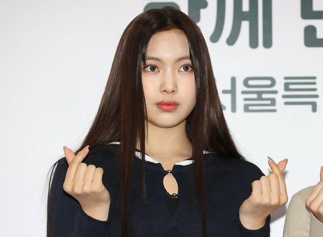 걸그룹 뉴진스의 혜인이 '서울특별시 홍보대사 감사패 수여 및 위촉식'에 앞서 포즈를 취하고 있다. [연합]