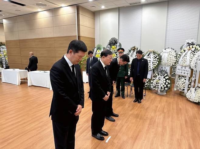 허태수(가운데) GS그룹 회장과 허용수(오른쪽) GS에너지 사장, 허윤홍 GS건설 사장이 고(故) 응우옌 푸 쫑 베트남 공산당 서기장을 조문하고 있다. [GS 제공]