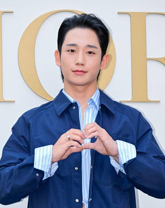 [OSEN=지형준 기자] 29일 오후 서울 성동구 성수동 디올 성수에서 디올 포토행사가 열렸다.이날 가수 뉴진스 해린, 배우 한소희, 차은우, 정해인, 로몬, 김민하, 전 피겨스케이팅 선수 김연아, 모델 박희정, 배윤영이 참석해 자리를 빛냈다.정해인이 포즈를 취하고 있다. 2024.05.29 / jpnews@osen.co.kr