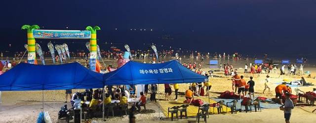 ▲보령시가 대천해수욕장에 야간에도 물놀이를 할 수 있는 '즐기자 밤바다'를 운영한다. 지난해 대천해수욕장 야간 운영 장면 ⓒ보령시