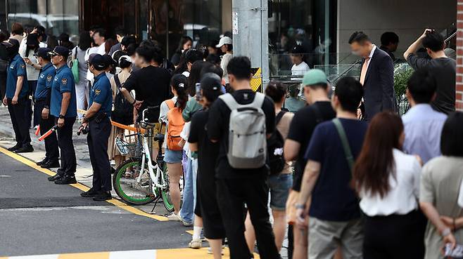 26일 피해자들이 서울 강남구 티몬 신사옥에서 환불을 받기 위해 대기하는 모습