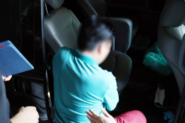 지난 25일 오전 광주 서부경찰서에서 폐업한 숙박업소 업주를 살해한 혐의를 받는 60대 남성이 광주지방법원에서 열릴 구속 전 피의자 심문(영장실질심사)에 출석하기 위해 경찰 호송차에 올라타고 있다. 연합뉴스