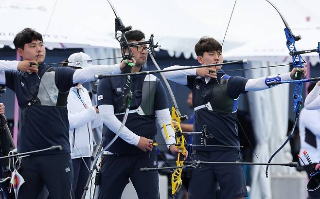 양궁대표팀 이우석, 김우진, 김제덕(왼쪽부터)이 24일(한국시간) 파리 레쟁발리드양궁장에서 훈련하고 있다. 29일 오후 같은 장소에서 열릴 파리올림픽 남자단체전에 출전한다. 파리|뉴시스