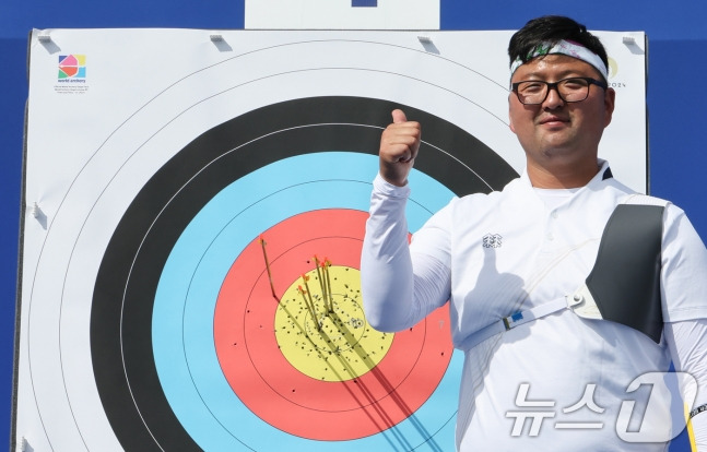 한국 남자 양궁의 김우진이 25일(한국시간) 프랑스 파리 레쟁발리드에서 열린 2024 파리 올림픽 남자 개인 랭킹 라운드에서 1위를 차지한 후 미소짓고 있다. /사진=뉴스1 제공