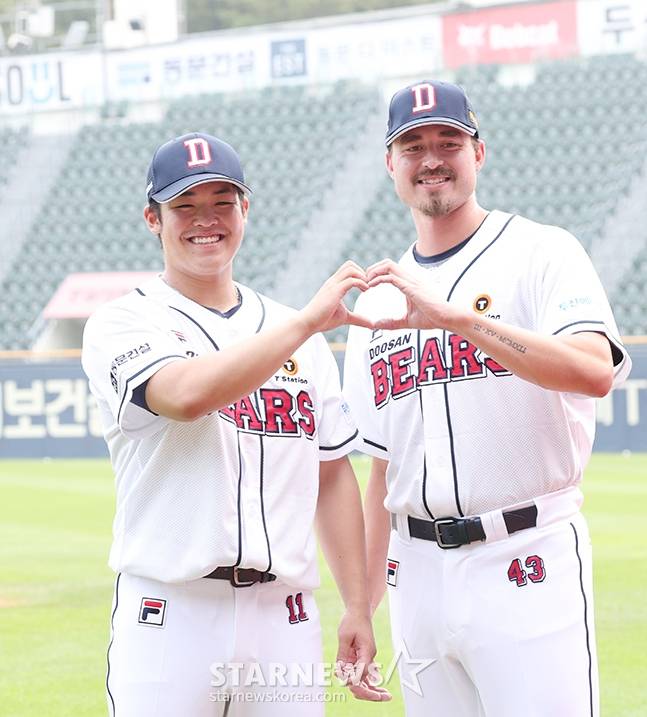 '2024 신한 SOL 뱅크 KBO리그' 두산-삼성전이 12일 서울 잠실야구장에서 열렸다. 두산에 합류햔 용병 시라카와(왼쪽)와 발라조빅이 경기에 앞서 포토타임을 갖고 있다.
