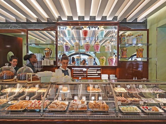 파스티체리아 마르케시에서는 여러 종류의 페이스트리와 젤라토를 판매한다