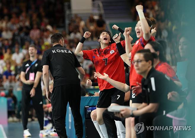 기뻐하는 한국 선수들 (파리=연합뉴스) 김도훈 기자 = 2024 파리하계올림픽 개막을 하루 앞둔 25일(현지시간) 프랑스 파리 사우스 파리 아레나 6에서 열린 핸드볼 여자 조별리그 A조 1차전 한국과 독일의 경기. 한국 선수들이 벤치에서 기뻐하고 있다. 2024.7.26 superdoo82@yna.co.kr