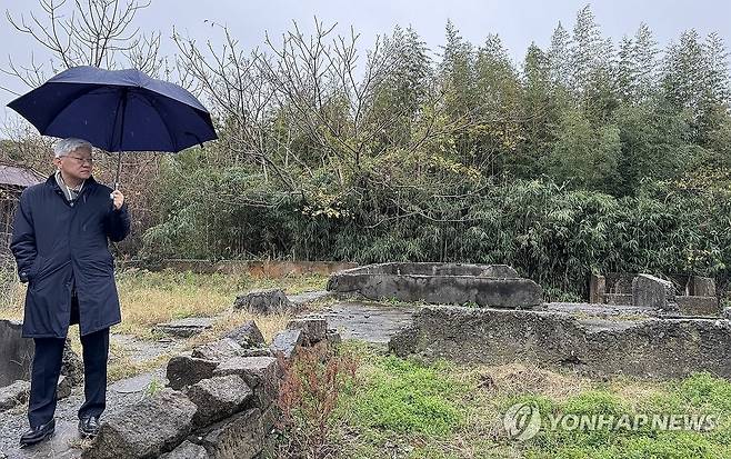 일본 사도광산 조선인 노동자 기숙사 터 (도쿄=연합뉴스) 윤덕민 주일 한국대사가 1일 일본 니가타현 사도시에서 사도광산 조선인 노동자 기숙사 터를 살펴보고 있다. 일본은 조선인 강제노역 현장인 사도광산의 유네스코 세계유산 등재를 추진하고 있다. 2023.12.1 [주일 한국대사관 제공. 재판매 및 DB 금지] photo@yna.co.kr