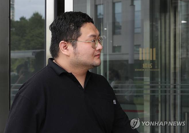영장실질심사 출석하는 유튜버 구제역 (수원=연합뉴스) 홍기원 기자 = 1천만명이 넘는 구독자를 보유한 먹방 유튜버 쯔양(본명 박정원)을 협박해 돈을 갈취한 혐의를 받는 유튜버 구제역(본명 이준희)이 26일 오전 경기도 수원시 영통구 수원지방법원에서 열리는 구속 전 피의자 심문(영장실질심사)에 출석하기 위해 수원지방검찰청으로 들어서고 있다. 2024.7.26 [공동취재] xanadu@yna.co.kr