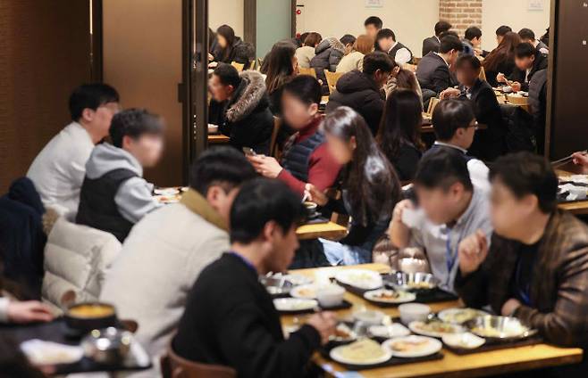 서울 시내 한 구내식당에서 직장인들이 식사를 하고 있다.(사진=연합뉴스)