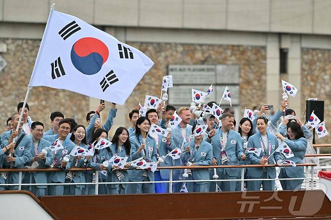 올림픽 개회식에서 태극기를 흔들고 있는 한국 선수단ⓒ AFP=뉴스1