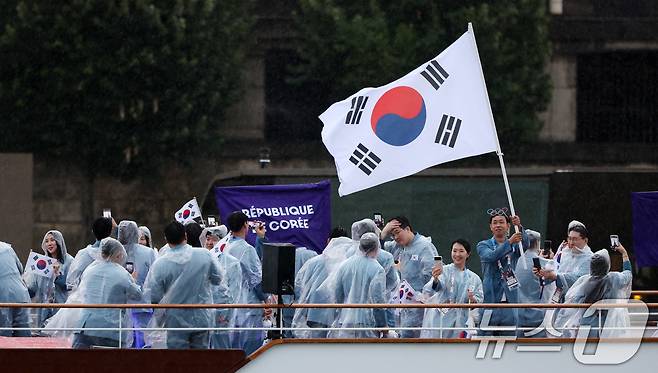 2024 파리 올림픽 개회식이 열린 27일(한국시각) 프랑스 파리 센강에서 대한민국 선수단을 태운 보트가 트로카데로 광장을 향해 수상 행진을 하고 있다. (공동취재) 2024.7.27/뉴스1 ⓒ News1 이동해 기자